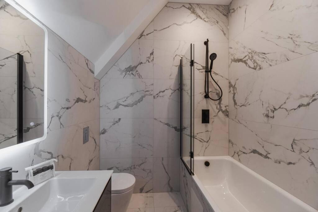 Luxury Penthouse - Castle Views - 2 Bed & Parking Apartment Windsor Exterior photo