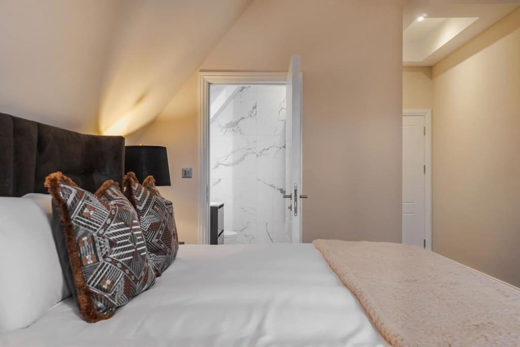 Luxury Penthouse - Castle Views - 2 Bed & Parking Apartment Windsor Exterior photo
