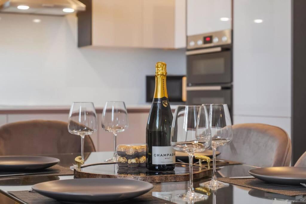 Luxury Penthouse - Castle Views - 2 Bed & Parking Apartment Windsor Exterior photo